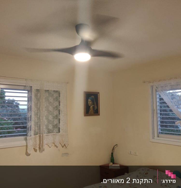 מאוורר תקרה פועל עם תאורה דולקת